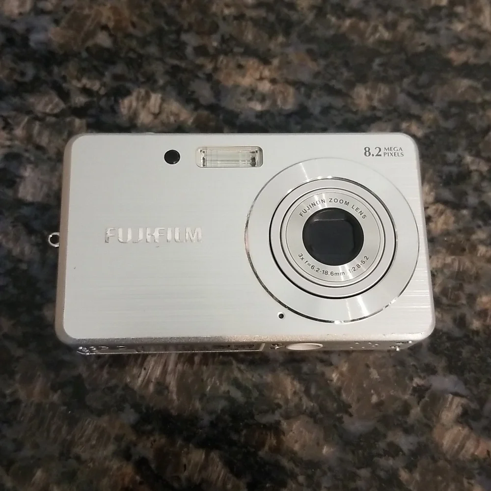 Fujifilm FinePix J10 Digital Camera - Picture 4 of 15